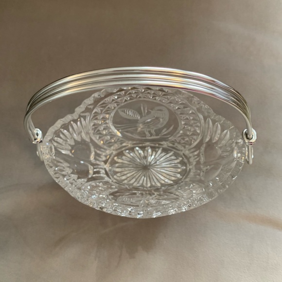 Hofbauer the Byrdes Collection crystal basket
Approx. 7” H, 6” W, 4” D - Picture 3 of 3